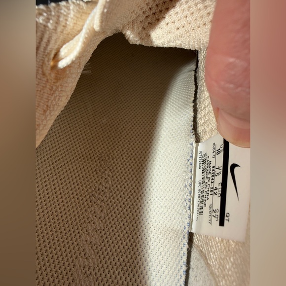 Women's 10/ men's 8.5 Nike Cream Air VaporMax Flyknit Shoes - Picture 6 of 15